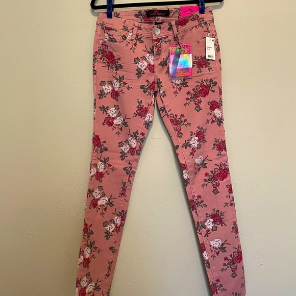 Almost Famous Denim - 🍒NWT-almost famous floral skinny jean